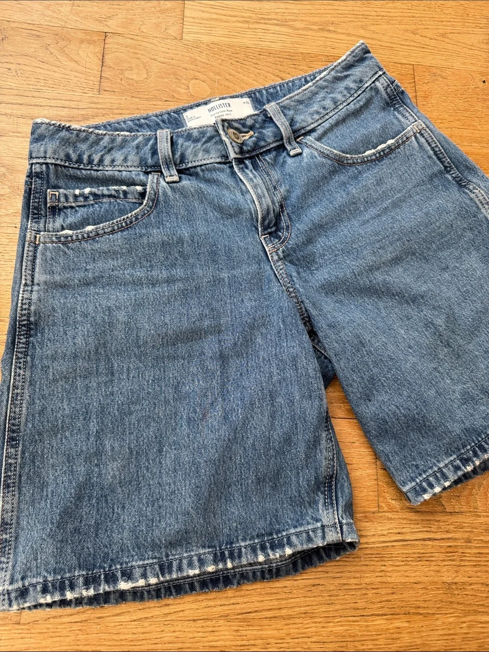 Hollister Women's Curvy low-rise blue denim baggy shorts